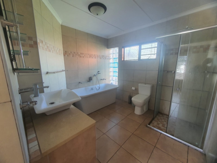 To Let 3 Bedroom Property for Rent in Cove Rock Eastern Cape
